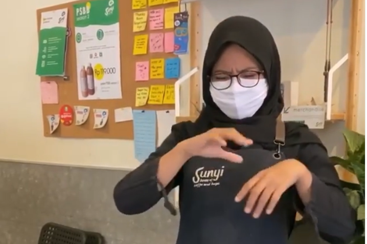 Siti Rodiah salah satu barista tuli yang melayani di Sunyi Coffee