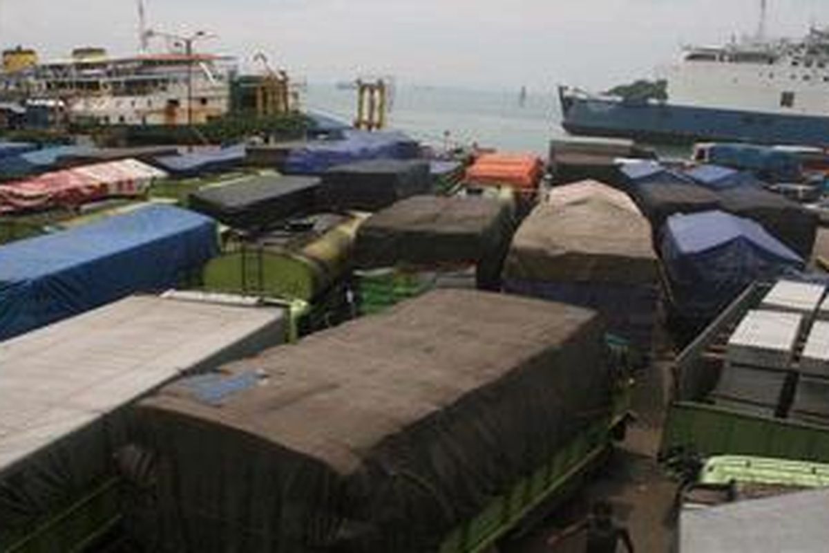 Ilustrasi: Truk antre di area dermaga II Pelabuhan Merak, Kota Cilegon, Banten, Minggu (23/1/2011). 