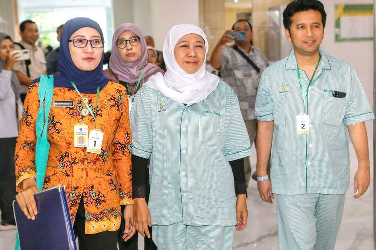 Khofifah-Emil jalani pemeriksaan kesehatan di RSUD dr Soetomo Surabaya, Kamis (29/8/2024)