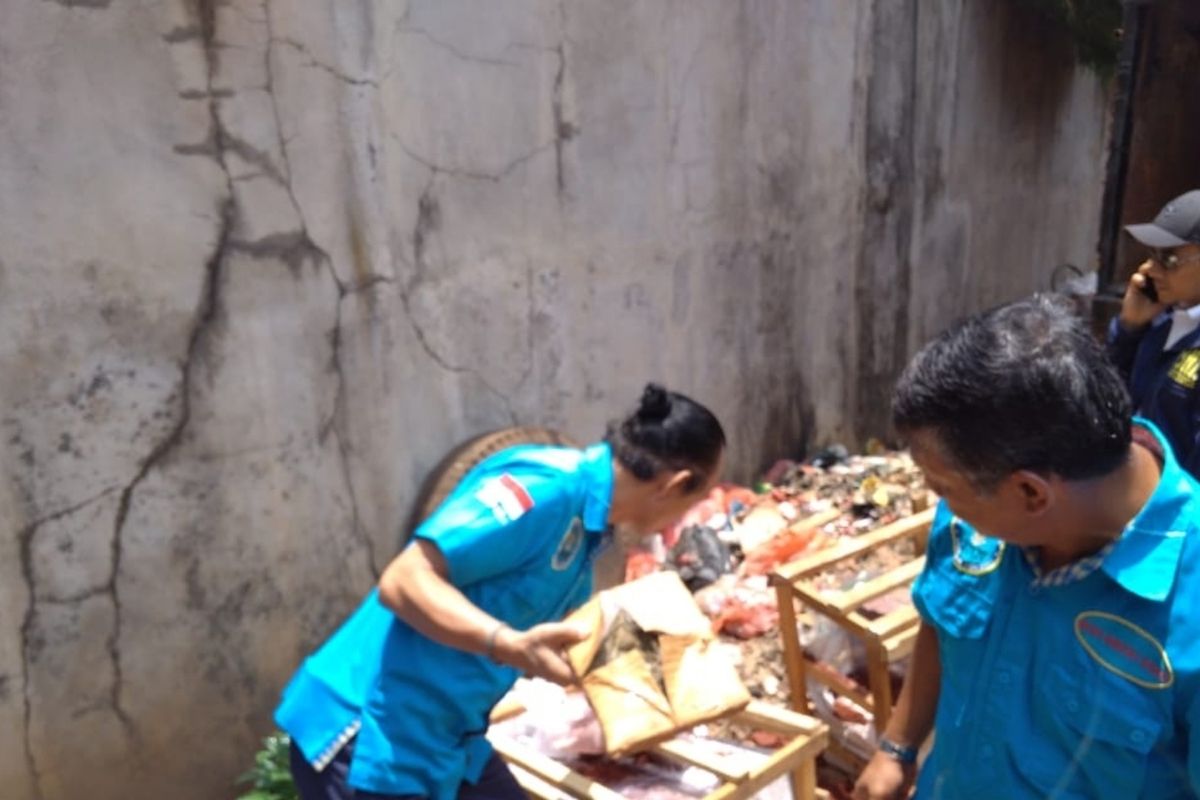Sejumlah Petugas BNN saat memeriksa peti kayu yang berisi narkotika jenis ganja di kawasan Pool Truk Ekspedisi, Kelurahan Bambu Apus, Cipayung, Jakarta Timur, Selasa (18/2/2020).