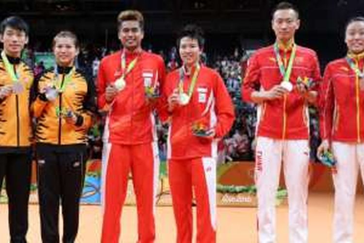 Tontowi Ahmad/Liliyana Natsir (tengah) bersama Chan Peng Soon/Goh Liu Ying (poerak) dan Zhang Nan/Zhou Yunlei (Perunggu)