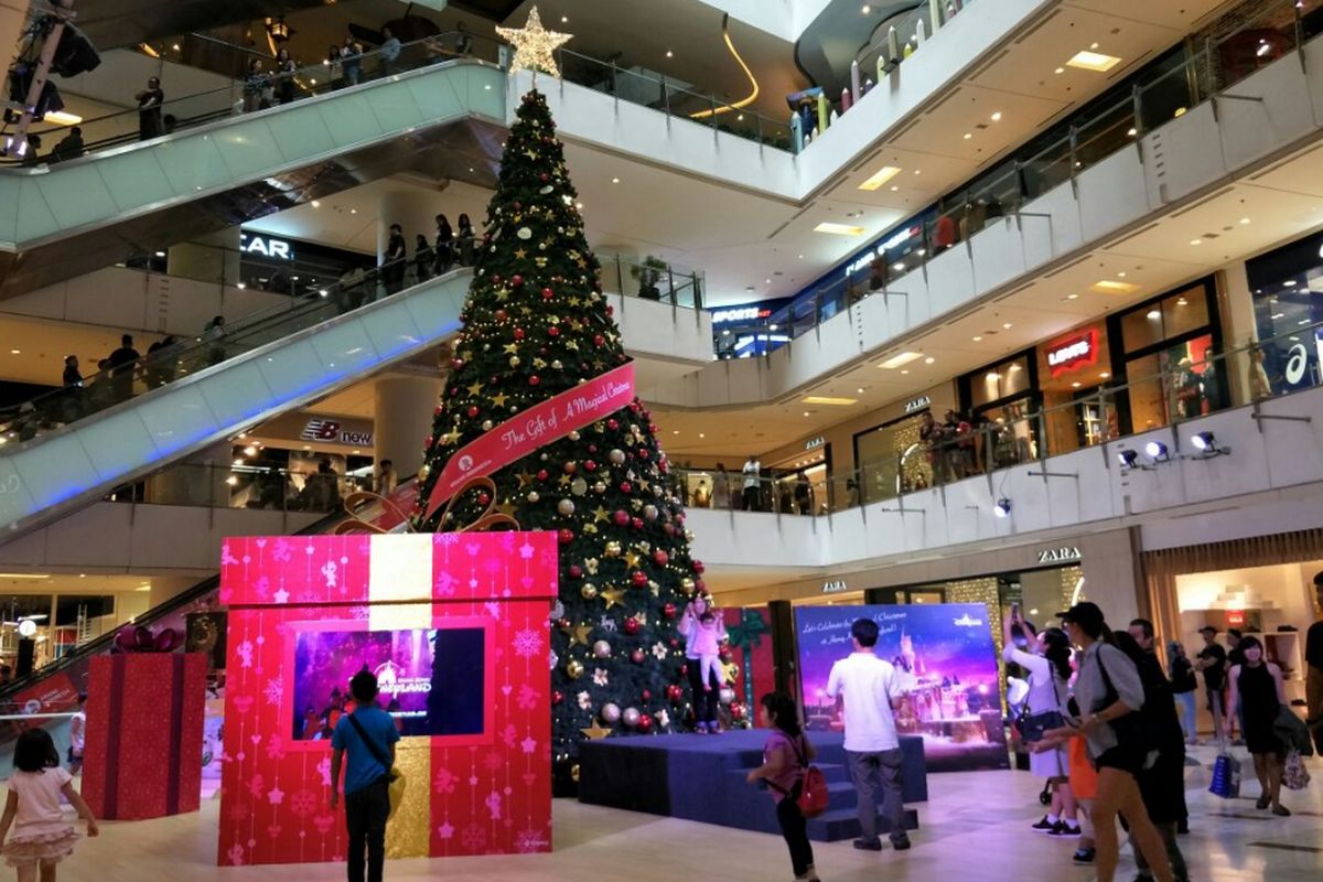 Pohon natal di Kota Kasablanka.