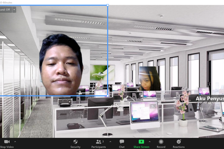 Tampilan fitur Immersive View dengan custom virtual background. Bisa dilihat, para partisipan bisa digeser-geser ke seluruh penjuru ruangan dan ukurannya bisa diperbesar sesuka hati.