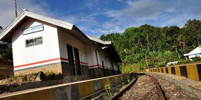 Stasiun kereta api Lampegan di Desa Cibokor, Pasir Gunung Keneng, Cianjur, Jawa Barat, Jumat (15/3/2013). Stasiun untuk mendukung jalur kereta api rute Bogor - Sukabumi - Bandung ini sudah tidak aktif namun rencananya akan beroperasi kembali.
