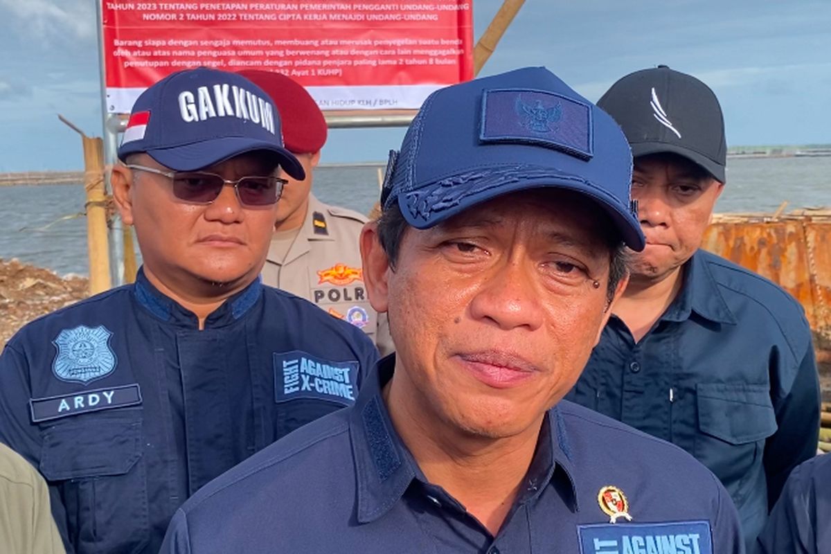 Menteri Lingkungan Hidup Hanif Faisol Nurofiq usai menyegel area reklamas di perairam Kampung Paljaya, Kamis (30/1/2025).