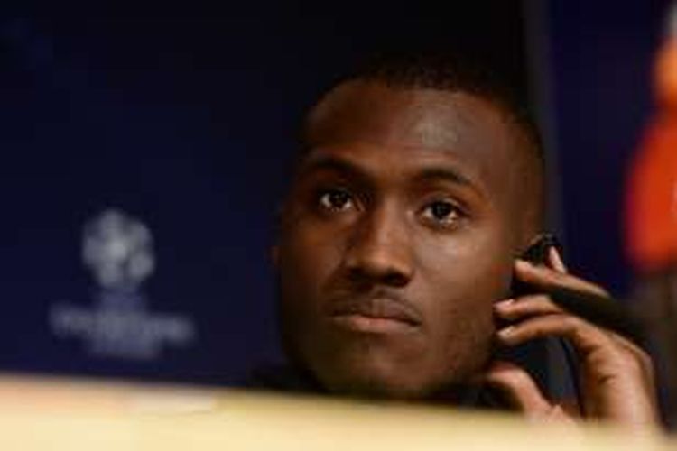 Gelandang Wolfsburg, Josuha Guilavogui, menjalani jumpa pers di Stadion Santiago Bernabeu, 11 April 2016.