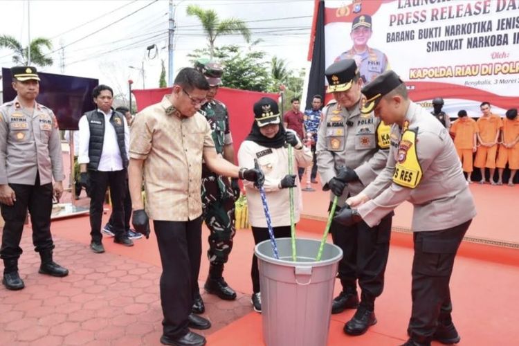 Kapolda  Riau Irjen Pol Muhammad Iqbal bersama Bupati Bengkalis Kasmarni dan Forkopimda melakukan pemusnahan barang bukti 15,6 kg sabu-sabu hasil tangkapan dari tersangka pelaku jaringan internasional.  