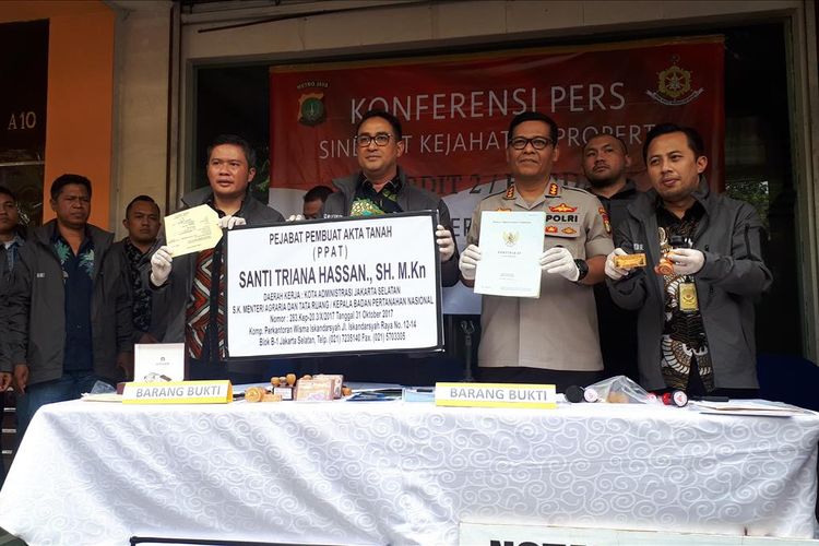 Konferensi pers sindikat penipuan jual beli rumah mewah dengan modus notaris palsu di kawasan Kebayoran Baru, Jakarta Selatan, Jumat (9/8/2019).