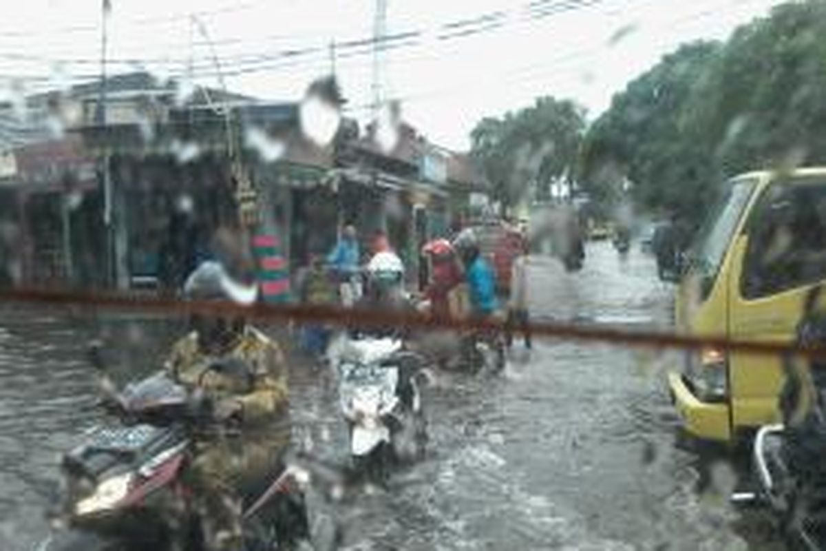 Banjir di Kramat Jaya membuat para sopir angkot was-was.