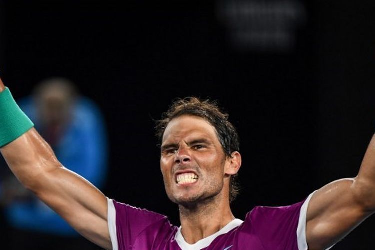 Petenis Rafael Nadal merayakan kemenangan atas Matteo Berrettini dalam pertandingan semifinal Australian Open 2021 di Melbourne, Jumat (28/1/2022). 