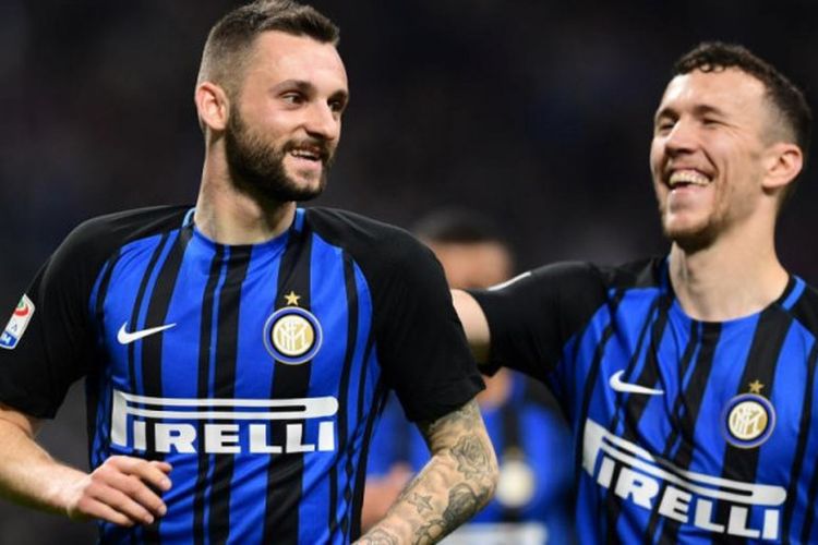 Marcelo Brozovic (kiri) merayakan golnya bersama Ivan Perisic dalam partai Liga Italia Inter Milan kontra Cagliari di Stadio Giuseppe Meazza, Milan, 17 April 2018.
