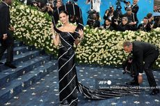 Demi Moore Tampil Berani dengan Dress Bersiluet Dasi Pria di Met Gala 2025