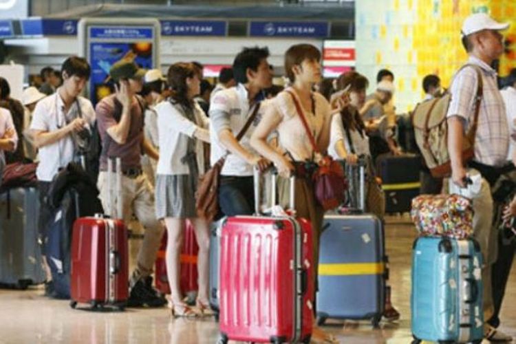 Antrean turis China di sebuah bandara.