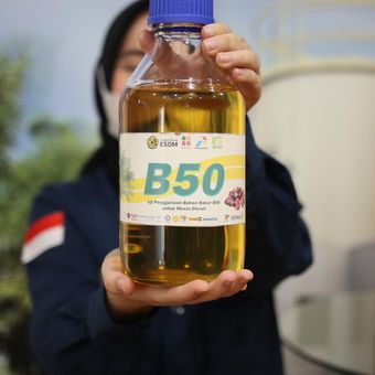 Ilustrasi biodiesel B50, bahan bakar nabati buat mesin diesel.