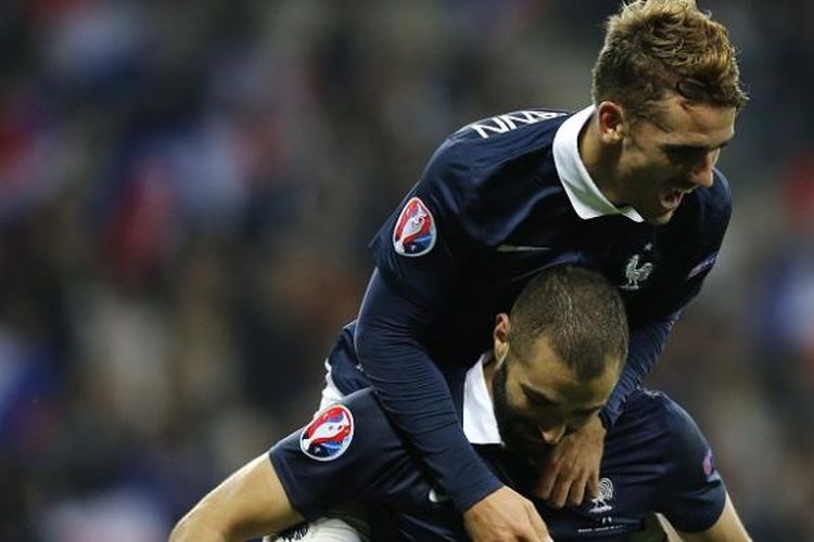 Antoine Griezmann dan Karim Benzema merayakan gol ke gawang Armenia, di Stadium Allianz Riviera, pada 8 Oktober 2015