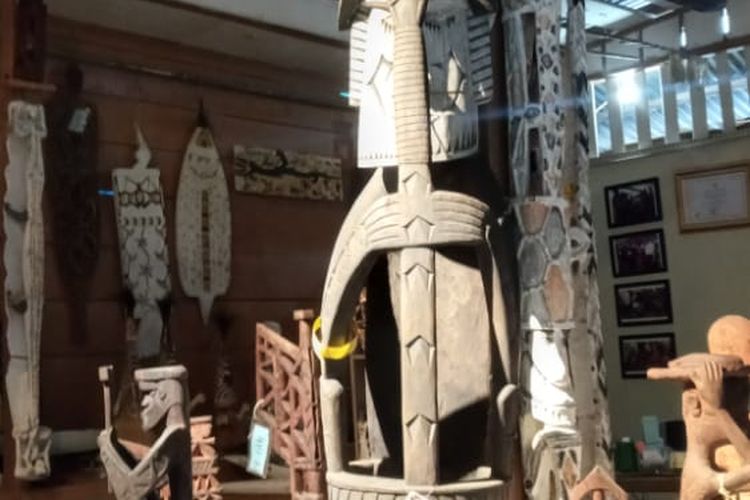 Berbagai patung hasil ukiran masyarakat Suku Kamoro di Kabupaten Mimika Papua. Ukiran merupakan salah satu kebudayaan masyarakat Suku Kamoro di Papua yang hingga kini masih terus dilestarikan.