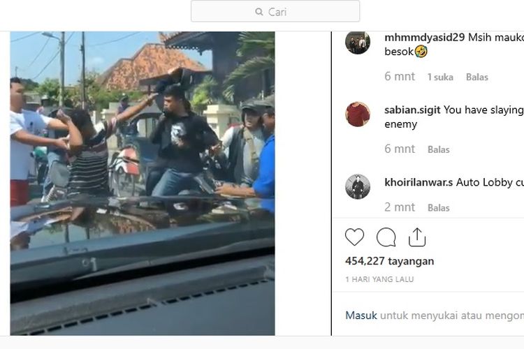 Pria yang sedang mabuk tiba-tiba memukul pengendara motor di Yogyakarta.