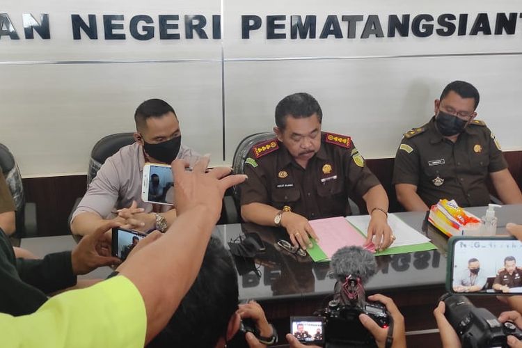 Foto: Kepala Kejaksaan Negeri Pematangsiantar, Agustinus Wijoyo memberikan keterangan saat konfrensi Pers di Kantor Kejaksaan Negeri Pematangsiantar, Rabu (24/2/2021).