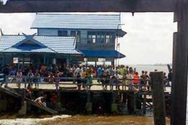 Dermaga Pagatan, Kecamatan Katingan Kuala Kabupaten Katingan ramai didatangi keluarga korban speedboat yang pecah. 
