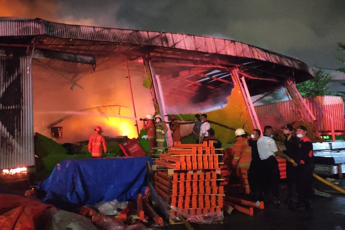 Gudang ekspedisi di Tanjung Priok terbakar pada Minggu (5/8/2021) malam. Foro: Damkar DKI Jakarta