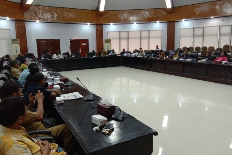 Suasana pertemuan bahas tunjangan guru SMA-SMK se-Mimika yang belum terbayarkan antara para kepala SMA-SMK, anggota dewan dan pemerintah Kabupaten Mimika, di Kantor DPRD Mimika, Senin (22/10/2018).