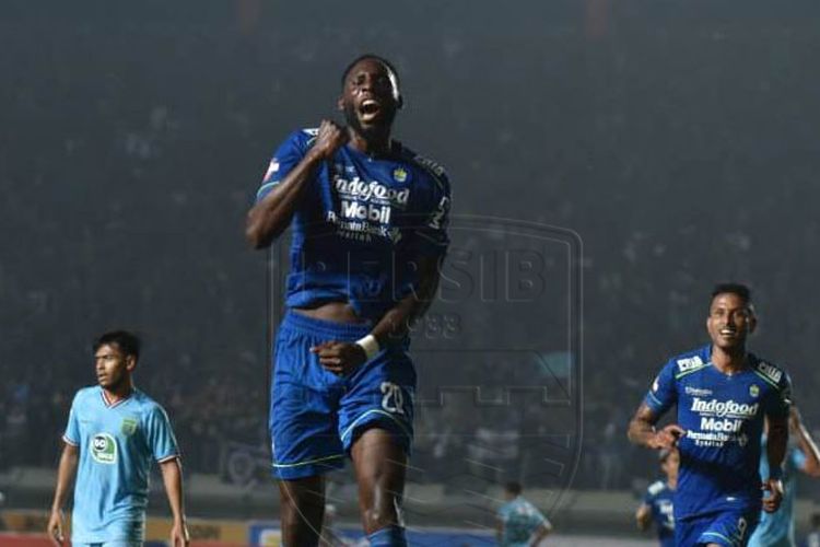 Geoffrey Castilllion (tengah) merayakan golnya pada laga Persib vs Persela di Stadion Si Jalak Harupat, Kab. Bandung, Minggu (1/3/2020).  