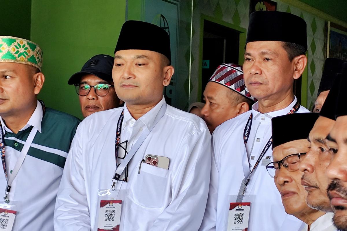 Gus Makki (tengah) dan Ali Ruchi (kiri), bakal calon bupati dan bakal calon wakil bupati Banyuwangi yang diusung oleh PKB.