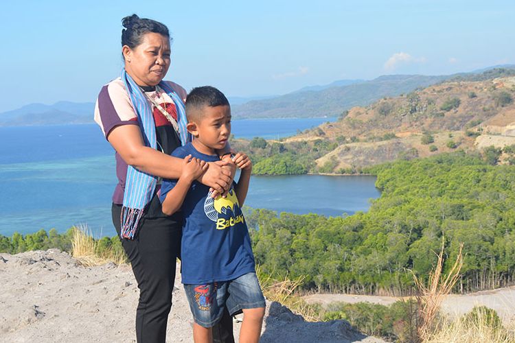 Bukit Cinta di Labuan Bajo sebagai salah satu tempat berwisata untuk mengabadikan keindahan alam di Pantai utara serta menikmati senja di Laut Labuan Bajo. orang lokal selalu berkunjung ke gundukan bukit itu untuk berswafoto bersama keluarga, Jumat (26/7/2019). 