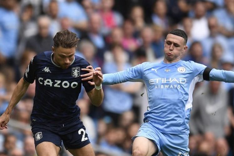 Phil Foden (kanan) berduel dengan Matty Cash (kiri) dalam laga Manchester City vs Aston Villa di Etihad Stadium, Minggu (22/5/2022) malam WIB.