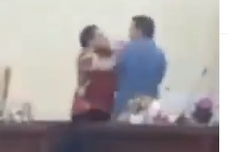 Viral di media sosial sebuah video yang memperlihatkan dua anggota DPRD Labuhanbatu Selatan berkelahi di dalam ruang rapat.