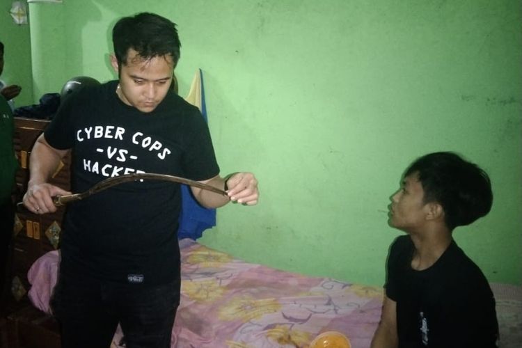 Anggota kepolisian dari Polsek Cikarang Barat saat menangkap dan menyita sebilah celurit dari tangan pelaku pembegalan tukang kayu di Cibitung, Kabupaten Bekasi, Kamis (22/12/2022) lalu.