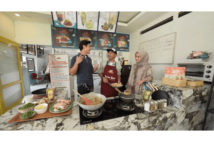 Melalui usaha mikro kecil dan menengah (UMKM) dengan nama Boemboe Mandhe, Anisa berupaya melestarikan kekayaan kuliner Nusantara dari Tanah Datar, Sumatera Barat. 