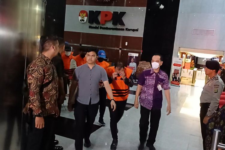 Kepala Rumah Tahanan (Karutan) Komisi Pemberantasan Korupsi (KPK) Achmad Fauzi menutupi wajahnya saat hendak dibawa ke Rutan Polda Metro Jaya, Jumat (15/3/2024).