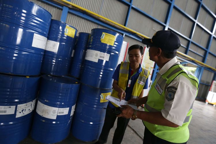 Petugas memeriksa sejumlah barang sebelum dikirim untuk korban bencana alam yang terjadi di Palu dan Donggala  di Bandara Pondok Cabe, Tangerang Selatan, Banten, Kamis (4/10/2018). PT Pertamina 
mengirimkan 80 unit SPBU portable serta sejumlah perlengkapan logistik dan obat-obatan yang berasal dari unit operasi dan anak perusahaan BUMN lainnya.