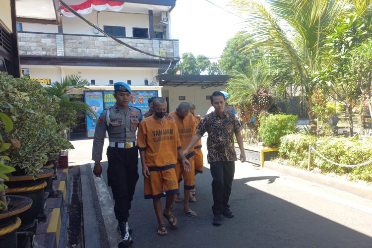 Para oknum pesilat PSHT saat digelandang di Mapolres Malang, Jumat (13/9/2024) akibat lakukan penganiayaan kepada remaja berinisial ASA hingga tewas.