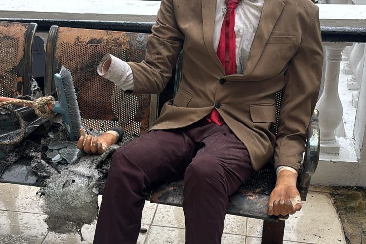 Patung Mr Bean di Museum Angkut, Kota Batu, Jawa Timur dapat terselamatkan dari peristiwa kebakaran yang melanda zona Eropa, London. 