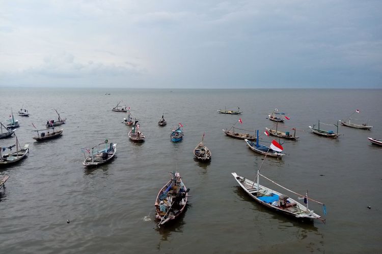Perahu nelayan sedang bersandar di tepi Pantai Kenjeran