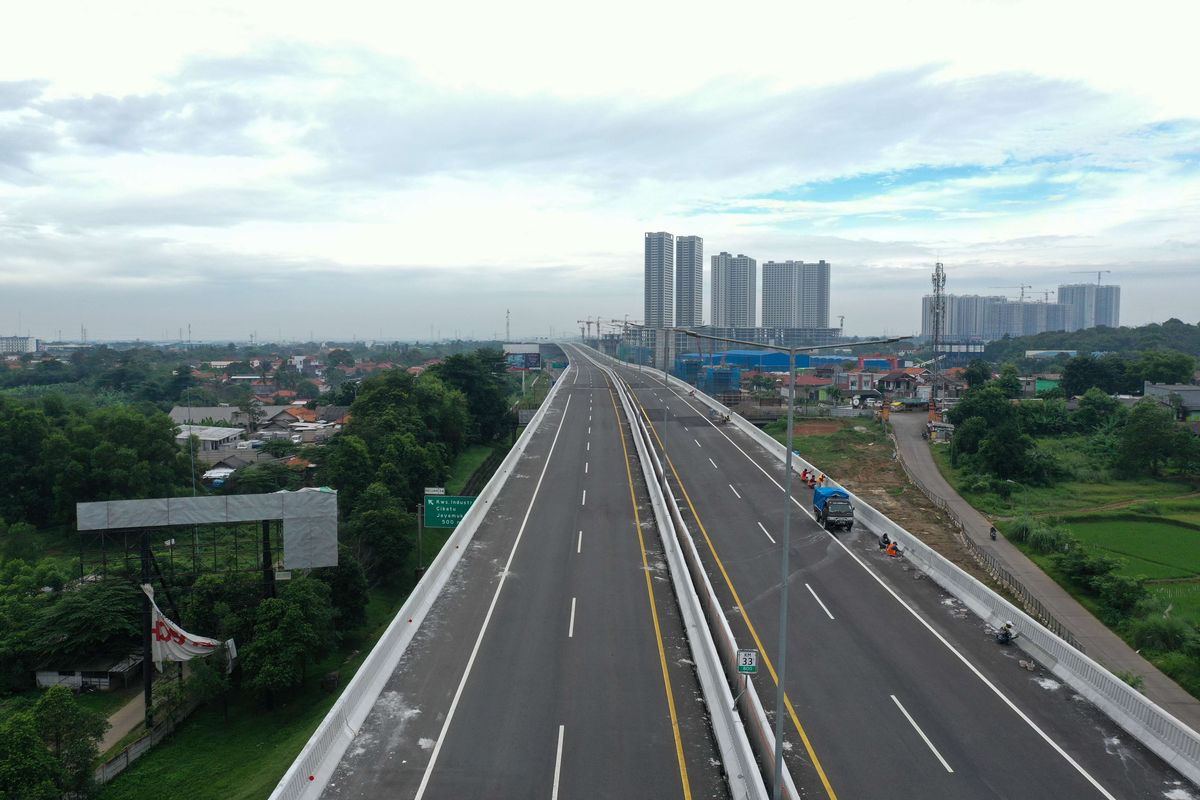 Jalan Tol Layang Jakarta - Cikampek tampak sepi setelah ditutup pada kedua arah, Sabtu (2/5/2020). Penutupan Jalan Tol Layang Jakarta - Cikampek dilakukan untuk mencegah penyebaran virus Covid-19 selama masa mudik Idul Fitri 1441 H.