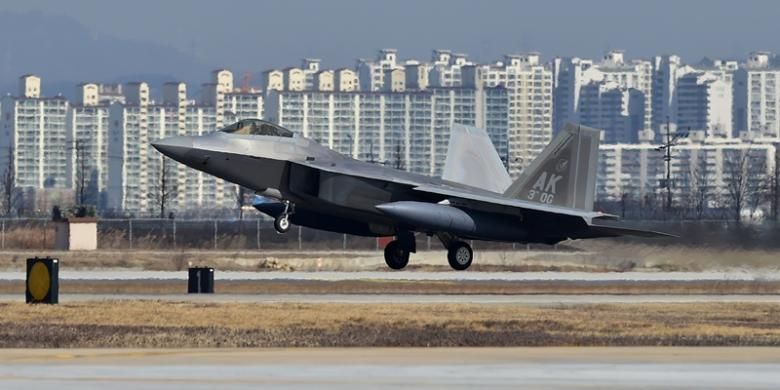 Sebuah jet F-22 Raptors milik Angkatan Udara AS mendarat di Pangkalan Udara Osan, Korea Selatan, Rabu (17/6/2016), setelah melakukan terbang lintas sebagai ajang unjuk kekuatan.