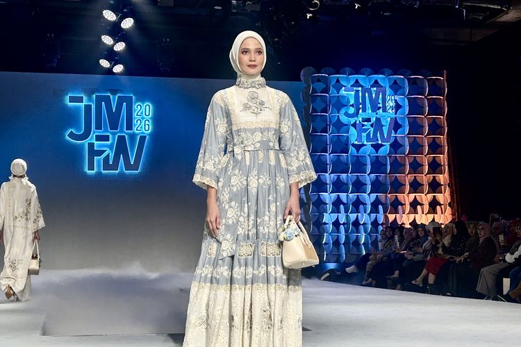 Busana koleksi Ayu Dyah Andari bertajuk ‘Sora’ di Jakarta Modest Fashion Week 2026, di Jakarta Selatan, Kamis (7/11/2025). Desainer Ayu Dyah Andari membagikan cara merawat baju bordir agar tetap awet, tak mudah rusak, dan terlihat seperti baru meski sering dipakai.