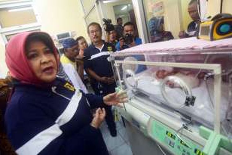 Bupati Bogor Nurhayanti menjenguk bayi yang lahir tanpa tempurung kepala (anencephaly) di Rumah Sakit Umum Daerah Cibinong, Bogor, Jawa Barat, Jumat (9/9/2016).