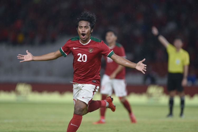 Pemain Timnas Indonesia Ilham Udin Armain merayakan gol yang dicetaknya ke gawang Islandia dalam pertandingan persahabatan di Stadion Utama Gelora Bung Karno, Jakarta, Minggu (14/1/2018).