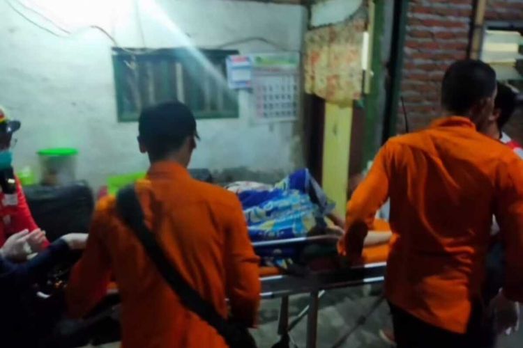 Pasutri di Surabaya dievakuasi ke rumah sakit setelah ditemukan terbakar di kamar mandi, Senin (19/12/2022) dini hari.