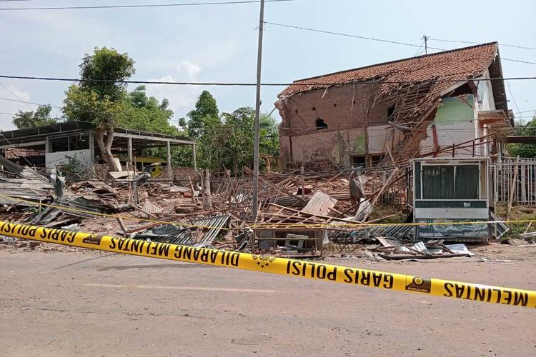 Gudang penyimpanan besi tua di Desa Banyuajuh, Kecamatan Kamal, Kabupaten Bangkalan, Jawa Timur, meledak pada Jumat (29/12/2023). Penyebab ledakan berasal dari mortir bekas yang masih aktif.