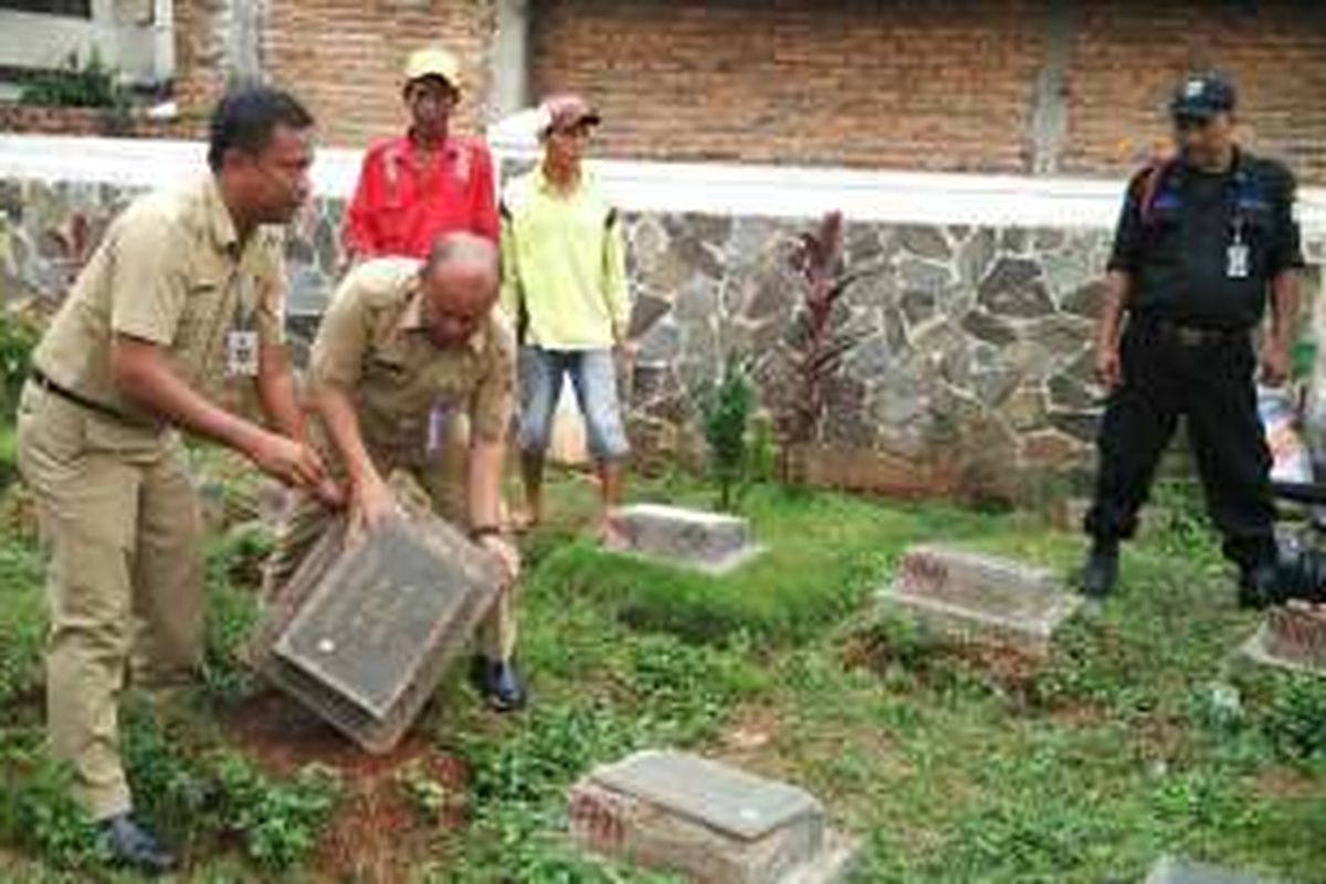 Kepala Dinas Pertamanan dan Pemakaman DKI Jakarta Djafar Muchlisin dan Kepala Suku Dinas Pemakaman Jakarta Pusat Munjirin membongkar makam fiktif di TPU Kawi-kawi, Johar Baru, Jakarta Pusat, Senin (25/7/2016).