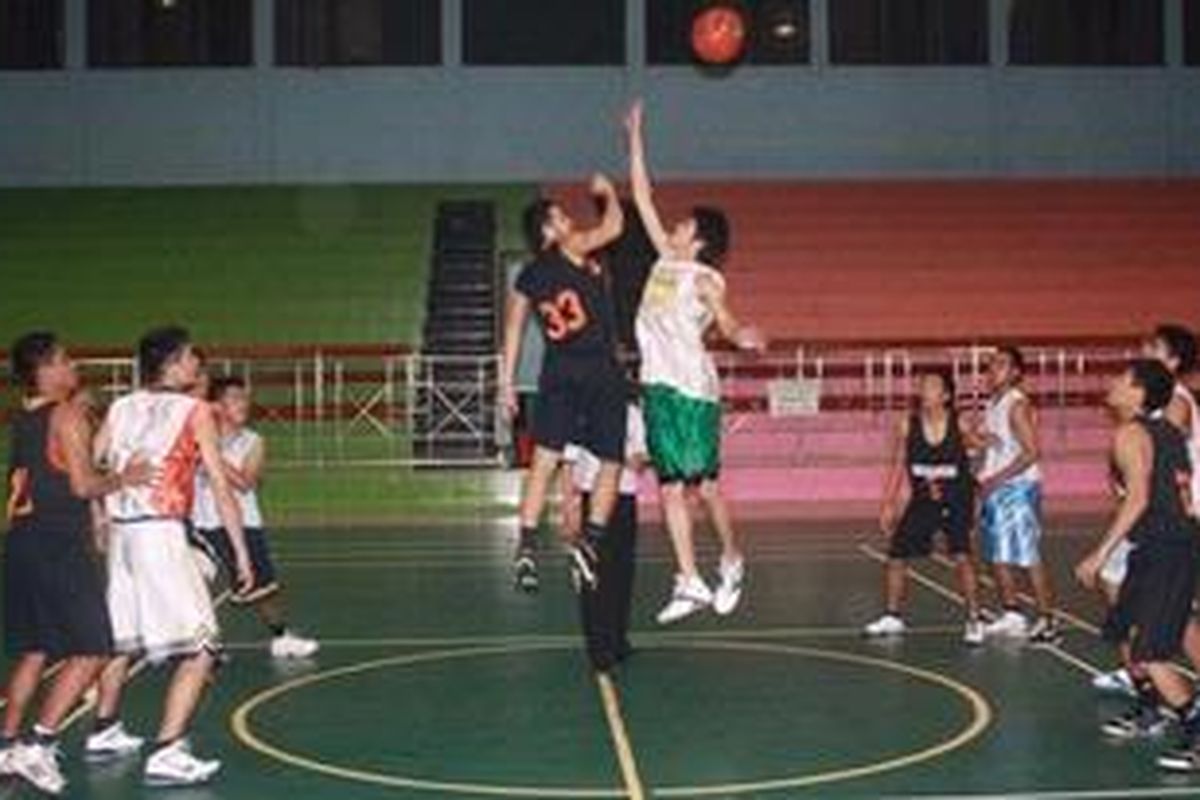 Pertandingan antara NSH GMC lawan STEI Rawamangun dalam pertandinga uji coba.