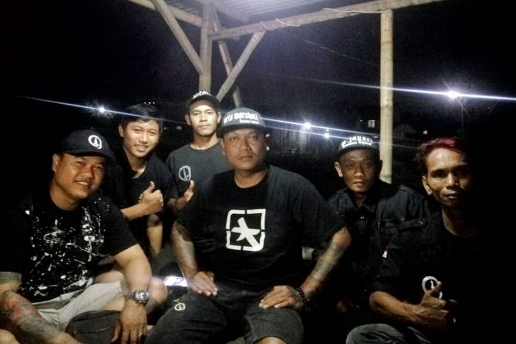 Arie Gunawan bersama beberapa teman Lowanu Squad