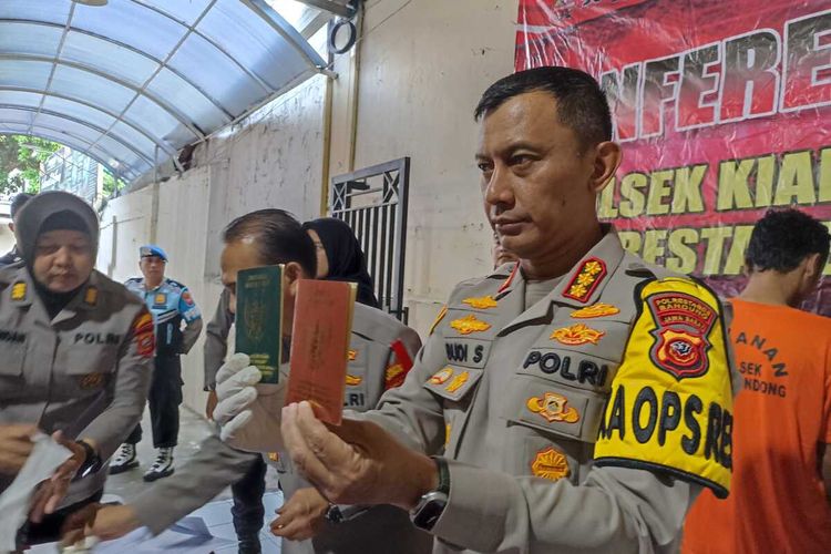 Kapolrestabes Bandung Kombes Budi Sartono tengah memperlihatkan barang bukti pembunuhan suami terhadap istrinya pada saat malam takbiran di Kota Bandung.