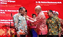 Komitmen Kembangkan Koperasi dan UKM, Kang DS Terima Penghargaan dari Menteri Teten Masduki