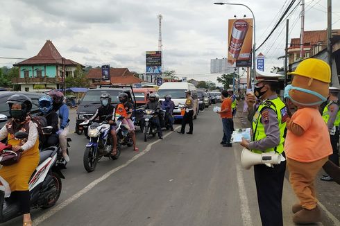 Arus Kendaraan di Jalur Selatan Mulai Meningkat, Polisi Bagikan Masker kepada Pemudik